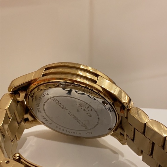 Michael Kors Gold Watch w/ Extra Links 100% Authentic Designer Chunky Statement - Picture 9 of 15